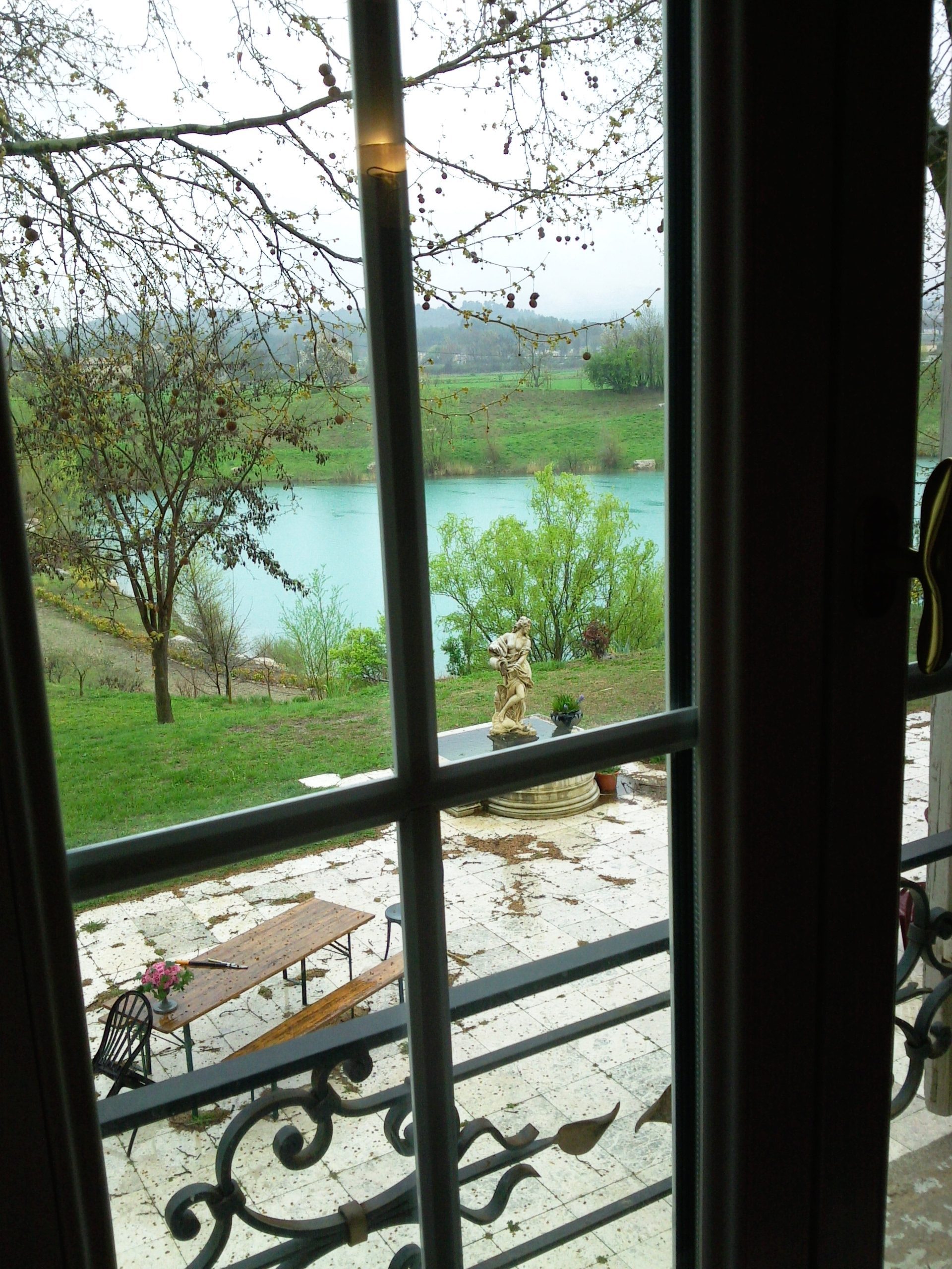 vue sur la terrasse depuis la chambre Athena